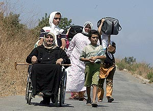 Una familia libanesa huye de la ciudad de Naqura. (Foto: EFE)