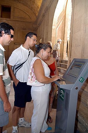 Varios turistas en uno de los terminales de votación. (Foto: EFE/MIGUEL ÁNGEL MOLINA)