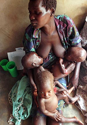 Una ugandesa amamanta a sus hijos, que padecen desnutricin. (Foto: G. Mulala)
