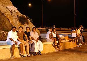 Cubanos en La Habana. (Foto: EFE)