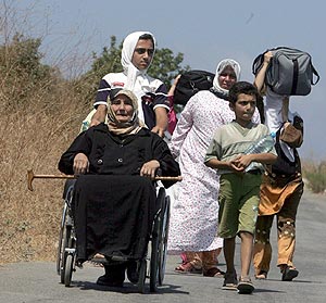 Una familia libanesa camina hacia la ciudad de Naqura. (Foto: EFE)