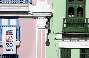 Una mujer y un nio miran desde un balcn de una calle de La Habana. (Foto: AP)