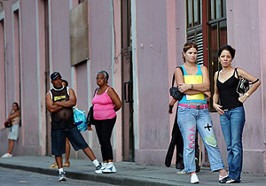 Mujeres en las calles de La Habana. (Foto: EFE)