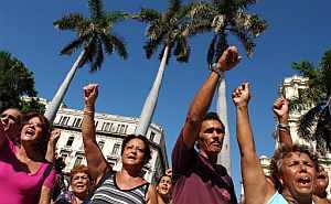 Decenas de trabajadores se reunieron en el Parque Central de La Habana, en apoyo a Castro. (Foto: EFE)