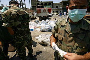 Llegada de fallecidos al hospital de Tiro. (Foto: AFP)