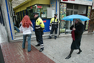 Un polica pide la documentacin a una joven durante una operacin contra la prostitucin. (Foto: Javi Mertnez)