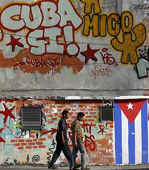 Dos cubanos pasean por una calle de La Habana. (Foto: AP)