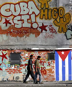 Dos cubanos caminan por una calle de La Habana. (Foto: AP)