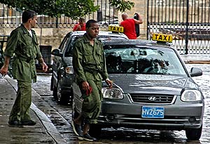 Dos miembros de las Fuerzas Armadas de Cuba patrullan las calles de La Habana. (Foto: AFP)