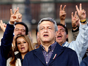 Obrador, durante su discurso ante miles de seguidores en Mxico D.F. (Foto: AP)