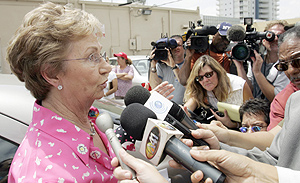 Juana Castro, hermana de Fidel Castro, habla con los periodistas. (Foto: AP)
