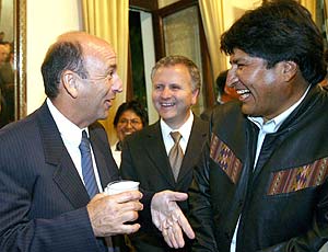 Carlos Lage, con el presidente boliviano, Evo Morales, durante una cena privada en Sucre. (Foto: AP)