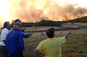 Vecinos del pueblo gallego de Pobadura observan el fuego. (Foto: EFE)