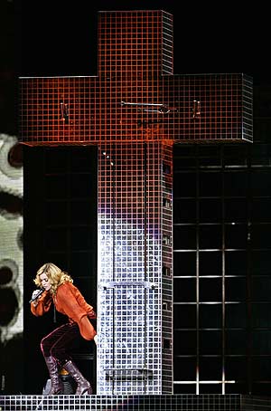 Madonna, junto al polmico crucifijo. (Foto: REUTERS) VEA MS FOTOS