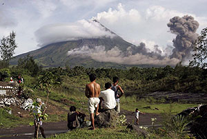 Habitantes de Matanag observan el volcn antes de la evacuacin. (Foto: EFE)