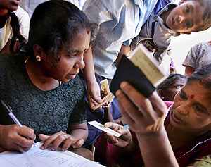 Registro de personas en un campo de refugiados de Trincomale. (Foto: AP)