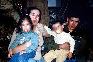 Imagen cedida por la familia de Vanessa R. G. junto a su marido y sus hijos. (Foto: EFE)