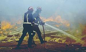 Bomberos de la Comunidad de Madrid trabajan en la extincin de un incendio en la parroquia de Pazos, en el municipio de Padrn. (Foto: EFE)