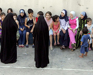 Un grupo de jvenes refugiados libaneses descansa en el patio de un colegio en Beirut. (Foto: EFE)