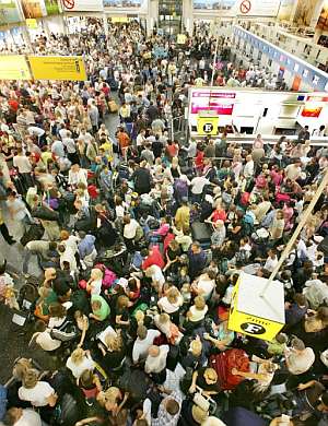 La multitud se concentra en el aeropuerto de Gatwick en Londres. (Foto: EFE)