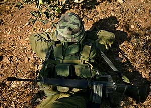 Un soldado israel, en la frontera, a la espera del comienzo de la ofensiva terrestre. (Foto: AP)