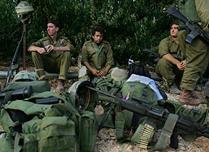 Soldados israeles, en la frontera con el Lbano, durante un descanso. (Foto: AP)