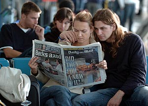 Dos jvenes en el aeropuerto de Stansted leyendo la informacin sobre el plan terrorista desmantelado. (Foto: AP)