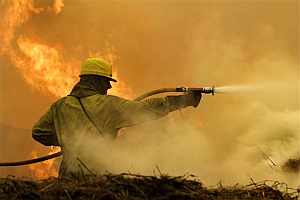 Un bombero lucha contra las llamas en Camarias, La Corua. (Foto: AP)