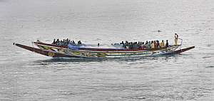 Un cayuco es arrastrado a Tenerife con 79 inmigrantes a bordo. (Foto: EFP)