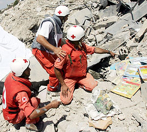 Miembros de Cruz Roja buscando supervivientes en el Lbano. (Foto: EFE)