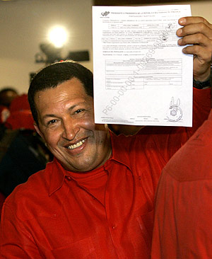 Chvez, tras inscribir su candidatura a la reeleccin en los comicios de diciembre. (Foto: AP)