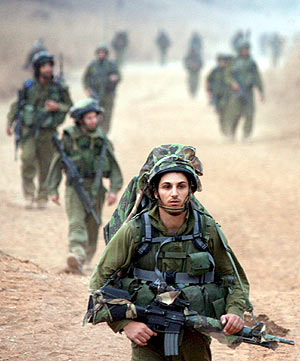 Soldados israeles toman posiciones en una carretera al sur del Lbano. (Foto: EFE)