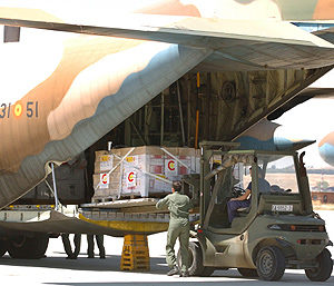 Un cargamento de ayuda de la AECI con destino al Líbano. (Foto:EFE)
