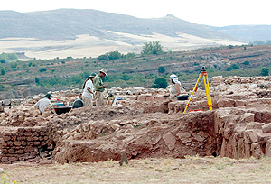 Imagen de los trabajos que se realizan en el yacimiento soriano rupestre de Tiermes. (Foto: ICAL)