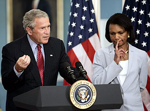 Bush junto a Condoleezza Rice durante sus declaraciones a la prensa. (Foto: REUTERS)