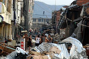 Un grupo de personas mira las casas destruidas por el tifn en la ciudad d eFuding. (Foto: AP)