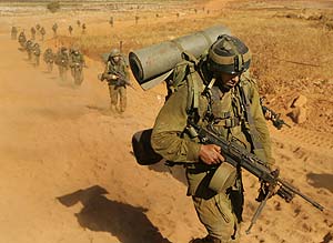 Maniobras de soldados israeles en la frontera con el Lbano. (Foto: AFP)