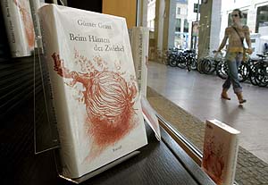 La autobiografa de Grass, en una librera de Berln. (Foto: Reuters)