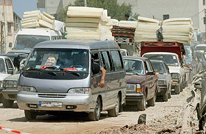 Refugiados libaneses pasan cerca de Naama, en el sur del Lbano, a su regreso a sus hogares. (Foto: EFE)