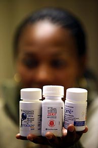 Una enferma sudafricana, con sus retrovirales. (Foto: REUTERS)