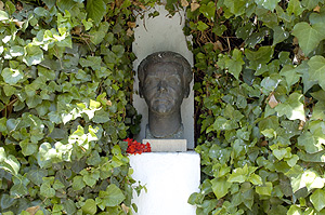 Busto del poeta granadino en su casa natal de Valderrubio. (Foto: Carlos Miralles)