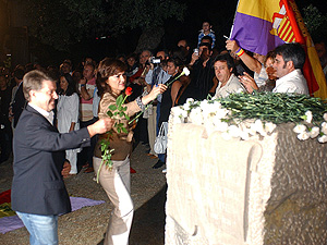 Carmen Calvo y Antonio Martn Caler depositan unas flores en el monolito que recuerda el lugar donde fue asesinado Lorca. (Foto: EFE)
