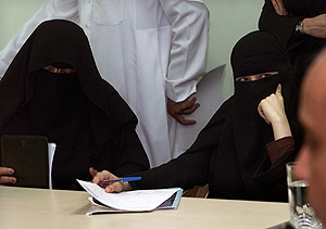 Imagen de unas mujeres periodistas en arabia Saud. (Foto: REUTERS)