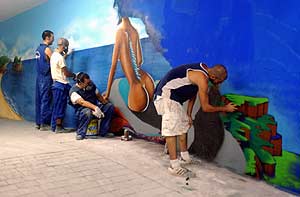 Trabajos de grafiti en el aparcamiento granadino. (Foto: EFE)