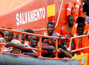 Varios de los 107 inmigrantes que llegaron al puerto tinerfeo de Los Cristianos. (Foto: EFE)