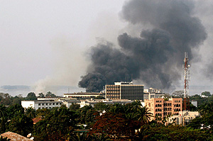 El humo sube desde las inmediaciones de la casa de Bemba, en Kinshasa. (Foto: REUTERS)