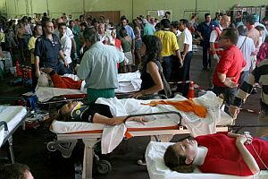 Algunos heridos, ayer, en el hospital de campaa. (Foto: EFE)