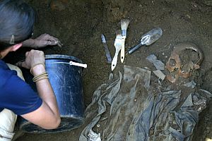 Un momento de la exhumacin de los restos. (Foto: AFP)