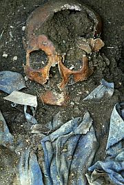 Restos exhumados. (Foto: AFP)