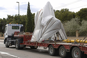 Un camión transporta la estatua de Franco tras ser retirada. (Foto: EFE)